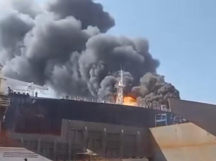Kapal tanker Federal II yang tengah dok di PT ASL Shipyard terbakar. Foto: Tangkapan Layar