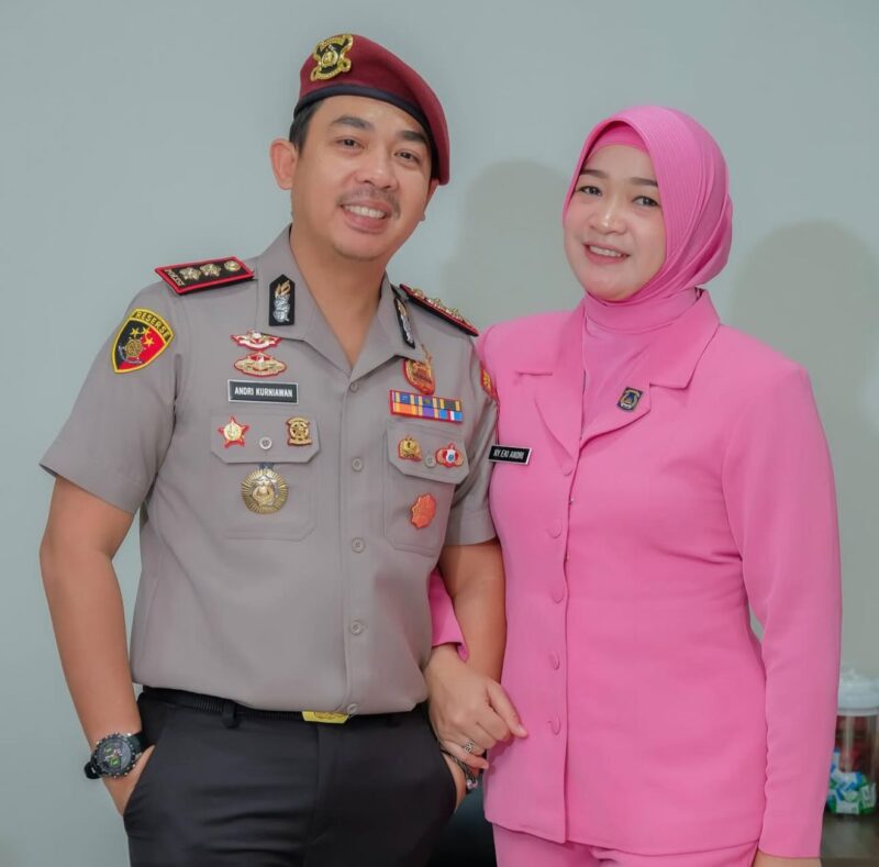 AKBP Dr. Andri Kurniawan, SIK, MH, bersama istri. Foto: Instagram @andrikurniawan