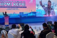 Iman Sutiawan saat membuka secara resmi Musyawarah Daerah (Musda) ke-VII Himpunan Pengusaha Muda Indonesia (HIPMI) Provinsi Kepri, yang digelar pada Rabu (25/6/2025) di Hotel Radisson, Sukajadi, Batam. Foto: INIKEPRI.COM