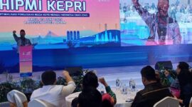 Iman Sutiawan saat membuka secara resmi Musyawarah Daerah (Musda) ke-VII Himpunan Pengusaha Muda Indonesia (HIPMI) Provinsi Kepri, yang digelar pada Rabu (25/6/2025) di Hotel Radisson, Sukajadi, Batam. Foto: INIKEPRI.COM