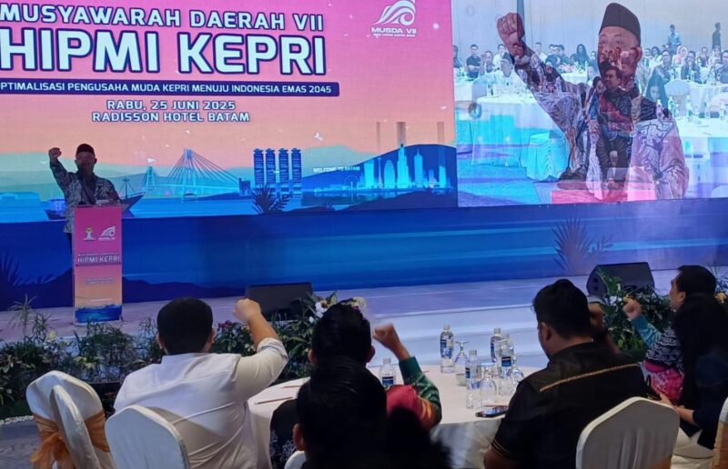 Iman Sutiawan saat membuka secara resmi Musyawarah Daerah (Musda) ke-VII Himpunan Pengusaha Muda Indonesia (HIPMI) Provinsi Kepri, yang digelar pada Rabu (25/6/2025) di Hotel Radisson, Sukajadi, Batam. Foto: INIKEPRI.COM