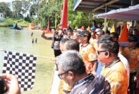 Ketua DPRD Kota Batam Muhammad Kamaluddin (bertopi-paling depan) melepas para peserta perahu jong. Foto: INIKEPRI.COM
