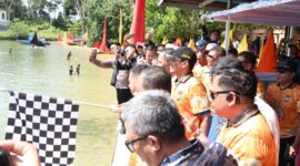 Ketua DPRD Kota Batam Muhammad Kamaluddin (bertopi-paling depan) melepas para peserta perahu jong. Foto: INIKEPRI.COM