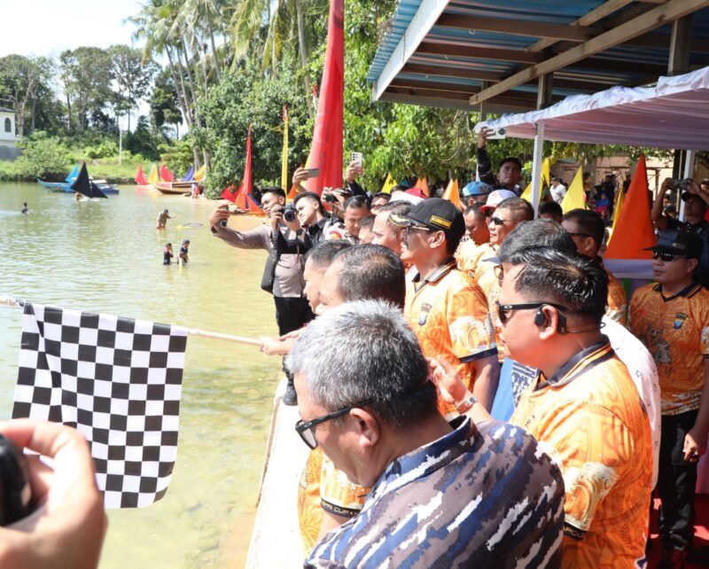 Ketua DPRD Kota Batam Muhammad Kamaluddin (bertopi-paling depan) melepas para peserta perahu jong. Foto: INIKEPRI.COM