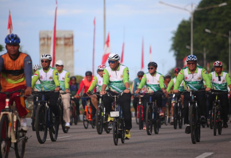 Polda Kepulauan Riau (Kepri) menyemarakkan peringatan Hari Bhayangkara ke-79 dengan menggelar kegiatan Fun Bike bersama masyarakat di kawasan Coastal Area, Tanjung Balai Karimun, Minggu (29/6/2025). Foto: INIKEPRI.COM