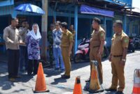 Bupati Natuna, Cen Sui Lan, didampingi jajaran Forkopimda dan OPD terkait saat meninjau langsung kondisi jalan pelantar yang rusak di Sedanau, Senin (30/6/2025). Foto: Istimewa 