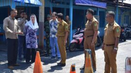 Bupati Natuna, Cen Sui Lan, didampingi jajaran Forkopimda dan OPD terkait saat meninjau langsung kondisi jalan pelantar yang rusak di Sedanau, Senin (30/6/2025). Foto: Istimewa 