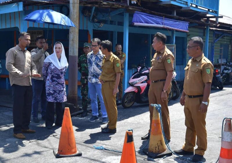 Bupati Natuna, Cen Sui Lan, didampingi jajaran Forkopimda dan OPD terkait saat meninjau langsung kondisi jalan pelantar yang rusak di Sedanau, Senin (30/6/2025). Foto: Istimewa 