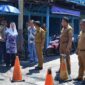 Bupati Natuna, Cen Sui Lan, didampingi jajaran Forkopimda dan OPD terkait saat meninjau langsung kondisi jalan pelantar yang rusak di Sedanau, Senin (30/6/2025). Foto: Istimewa 