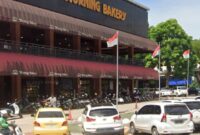 Salah satu ruas jalan di depan morning bakery yang dijadikan lahan parkir. Foto: Istimewa 