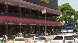 Salah satu ruas jalan di depan morning bakery yang dijadikan lahan parkir. Foto: Istimewa 