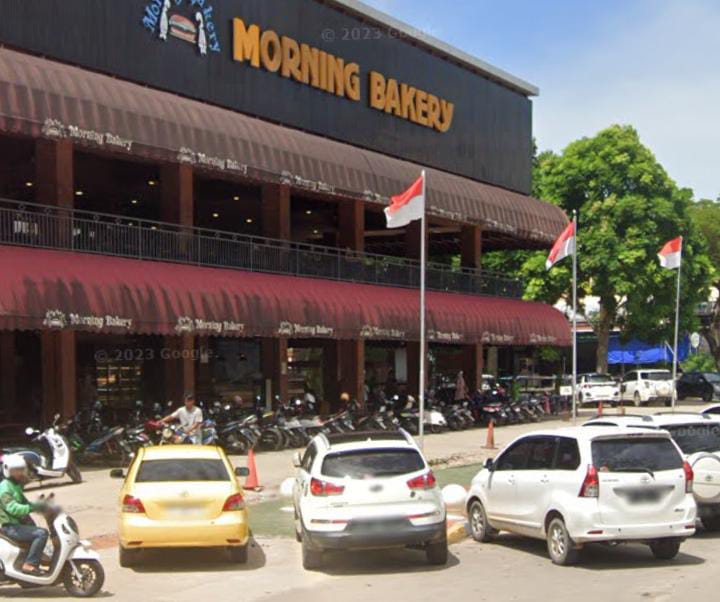 Salah satu ruas jalan di depan morning bakery yang dijadikan lahan parkir. Foto: Istimewa 