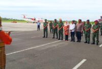 Bupati Natuna, Cen Sui Lan, menyambut secara resmi kedatangan Panglima Kodam I/Bukit Barisan (Mayjen TNI Rio Firdianto) dan Ketua Persit Kartika Chandra Kirana PD I/BB, Ny. Adhisthy Galuh Rio Firdianto, dalam kunjungan kerja mereka ke Kabupaten Natuna. Foto: Istimewa 