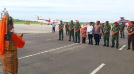 Bupati Natuna, Cen Sui Lan, menyambut secara resmi kedatangan Panglima Kodam I/Bukit Barisan (Mayjen TNI Rio Firdianto) dan Ketua Persit Kartika Chandra Kirana PD I/BB, Ny. Adhisthy Galuh Rio Firdianto, dalam kunjungan kerja mereka ke Kabupaten Natuna. Foto: Istimewa 
