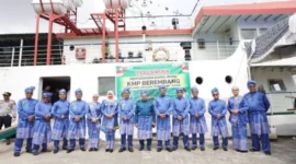 Pemerintah Provinsi Riau resmi menyerahkan satu unit kapal Roll-on/Roll-off (Roro) kepada Pemerintah Kabupaten Indragiri Hilir (Inhil) sebagai hadiah ulang tahun ke-60 kabupaten tersebut. Foto: ANTARA