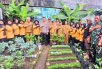 Dalam rangka memperingati Hari Ulang Tahun (HUT) Bhayangkara ke-79, Direktorat Pembinaan Masyarakat (Dirbinmas) Polda Kepulauan Riau yang dipimpin Kombes Pol. Wawan Kurniawan beserta rombongan, melaksanakan kunjungan ke Kelompok Wanita Tani (KWT) Berani Maju, Kelurahan Bukit Cermin, Kecamatan Tanjungpinang Barat, Selasa (10/6/2025). Foto: INIKEPRI.COM