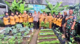 Dalam rangka memperingati Hari Ulang Tahun (HUT) Bhayangkara ke-79, Direktorat Pembinaan Masyarakat (Dirbinmas) Polda Kepulauan Riau yang dipimpin Kombes Pol. Wawan Kurniawan beserta rombongan, melaksanakan kunjungan ke Kelompok Wanita Tani (KWT) Berani Maju, Kelurahan Bukit Cermin, Kecamatan Tanjungpinang Barat, Selasa (10/6/2025). Foto: INIKEPRI.COM