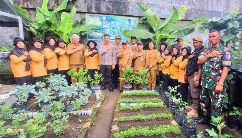 Dalam rangka memperingati Hari Ulang Tahun (HUT) Bhayangkara ke-79, Direktorat Pembinaan Masyarakat (Dirbinmas) Polda Kepulauan Riau yang dipimpin Kombes Pol. Wawan Kurniawan beserta rombongan, melaksanakan kunjungan ke Kelompok Wanita Tani (KWT) Berani Maju, Kelurahan Bukit Cermin, Kecamatan Tanjungpinang Barat, Selasa (10/6/2025). Foto: INIKEPRI.COM