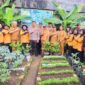 Dalam rangka memperingati Hari Ulang Tahun (HUT) Bhayangkara ke-79, Direktorat Pembinaan Masyarakat (Dirbinmas) Polda Kepulauan Riau yang dipimpin Kombes Pol. Wawan Kurniawan beserta rombongan, melaksanakan kunjungan ke Kelompok Wanita Tani (KWT) Berani Maju, Kelurahan Bukit Cermin, Kecamatan Tanjungpinang Barat, Selasa (10/6/2025). Foto: INIKEPRI.COM