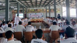 Bupati Natuna Cen Sui Lan saat berdiskusi dengan para kepala desa dalam rapat koordinasi. Dalam forum ini, ia menegaskan komitmennya mempercepat pencairan dana desa sebelum Iduladha 2025. Foto: Tribun Batam

