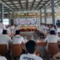Bupati Natuna Cen Sui Lan saat berdiskusi dengan para kepala desa dalam rapat koordinasi. Dalam forum ini, ia menegaskan komitmennya mempercepat pencairan dana desa sebelum Iduladha 2025. Foto: Tribun Batam
