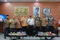 Wali Kota Tanjungpinang, Lis Darmansyah, menerima kunjungan Kepala Otoritas Jasa Keuangan (OJK) Provinsi Kepulauan Riau, Sinar Danandjaya, di Kantor Wali Kota Tanjungpinang, Kamis (5/6/2025). Foto: INIKEPRI.COM