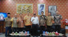 Wali Kota Tanjungpinang, Lis Darmansyah, menerima kunjungan Kepala Otoritas Jasa Keuangan (OJK) Provinsi Kepulauan Riau, Sinar Danandjaya, di Kantor Wali Kota Tanjungpinang, Kamis (5/6/2025). Foto: INIKEPRI.COM