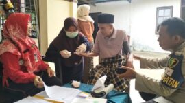 Dalam rangka memperingati Hari Bhayangkara ke-79, Seksi Kedokteran dan Kesehatan (Sie Dokkes) Polres Lingga menggelar kegiatan pelayanan kesehatan dan pengobatan gratis bagi para penghuni Panti Jompo Yayasan Tuah Bunda, Kabupaten Lingga. Foto: INIKEPRI.COM