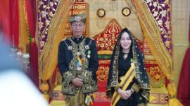 Lembaga Adat Melayu (LAM) Kepri Kota Batam resmi menabalkan Kepala BP Batam, Amsakar Achmad sebagai Dato’ Setia Amanah dan Wakil Kepala BP Batam, Li Claudia Chandra sebagai Dato’ Setia Bijaksana. Foto: INIKEPRI.COM/BP Batam 