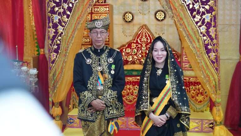 Lembaga Adat Melayu (LAM) Kepri Kota Batam resmi menabalkan Kepala BP Batam, Amsakar Achmad sebagai Dato’ Setia Amanah dan Wakil Kepala BP Batam, Li Claudia Chandra sebagai Dato’ Setia Bijaksana. Foto: INIKEPRI.COM/BP Batam 