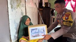 Polsek Singkep Barat menunjukkan kepedulian nyata kepada masyarakat dengan menyalurkan 50 paket bantuan sosial (bansos) kepada warga yang membutuhkan di wilayah Kecamatan Singkep Barat, Kabupaten Lingga, pada Minggu (15/6/2025). Foto: INIKEPRI.COM