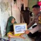 Polsek Singkep Barat menunjukkan kepedulian nyata kepada masyarakat dengan menyalurkan 50 paket bantuan sosial (bansos) kepada warga yang membutuhkan di wilayah Kecamatan Singkep Barat, Kabupaten Lingga, pada Minggu (15/6/2025). Foto: INIKEPRI.COM