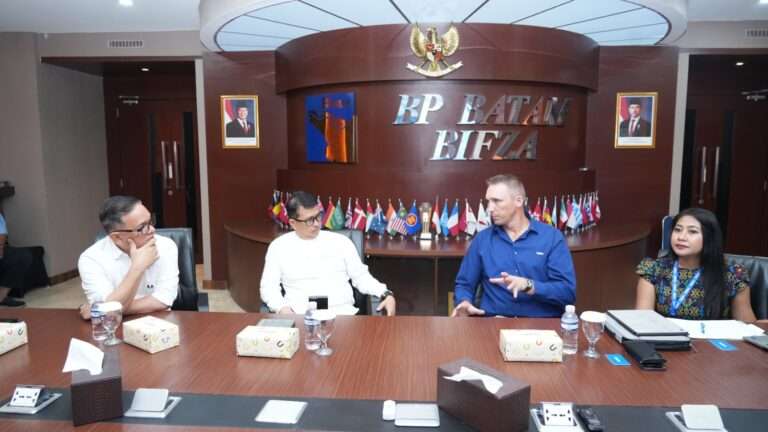 Badan Pengusahaan (BP) Batam melalui Direktur Investasi, Dendi Gustinandar menerima kunjungan Direktur PT. Thiess Engineering Indonesia, Aaron Whiles pada Jum’at (20/6/2025) di Marketing Centre. Foto: INIKEPRI.COM/BP Batam
