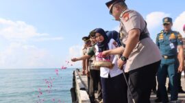 Polres Lingga menabur bunga ke laut. Foto: INIKEPRI.COM