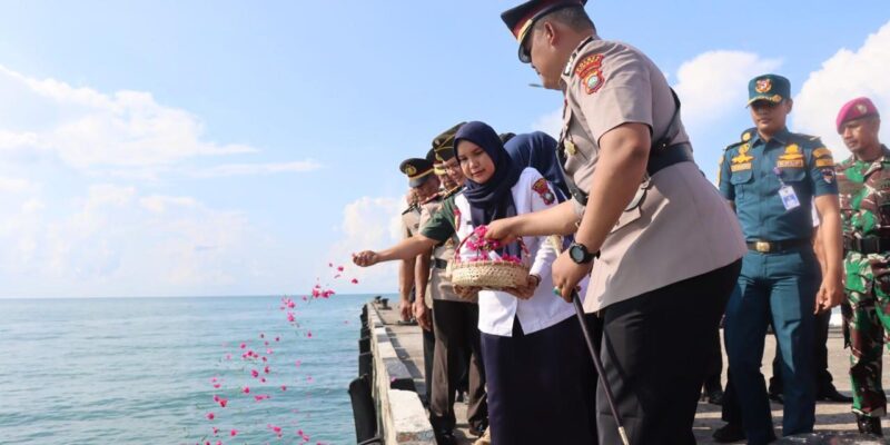 Polres Lingga menabur bunga ke laut. Foto: INIKEPRI.COM