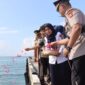 Polres Lingga menabur bunga ke laut. Foto: INIKEPRI.COM