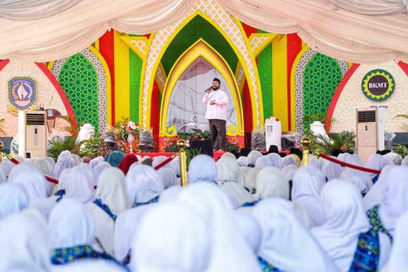 Ribuan warga tumpah ruah menghadiri tabligh akbar memperingati Tahun Baru Islam 1 Muharam 1447 Hijriah Tingkat Provinsi Kepri di halaman Gedung Daerah Tanjungpinang, Jumat (27/6) pagi. Foto: INIKEPRI.COM/KepriProv