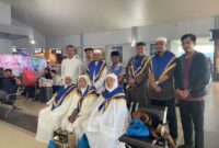 Enam orang jemaah haji asal Kabupaten Kepulauan Anambas yang tergabung dalam kelompok terbang (kloter) 1 dan 2 Debarkasi Batam diberangkatkan kembali ke daerah asal mereka, Senin (16/6/2025) pagi. Foto: INIKEPRI.COM
