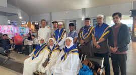 Enam orang jemaah haji asal Kabupaten Kepulauan Anambas yang tergabung dalam kelompok terbang (kloter) 1 dan 2 Debarkasi Batam diberangkatkan kembali ke daerah asal mereka, Senin (16/6/2025) pagi. Foto: INIKEPRI.COM
