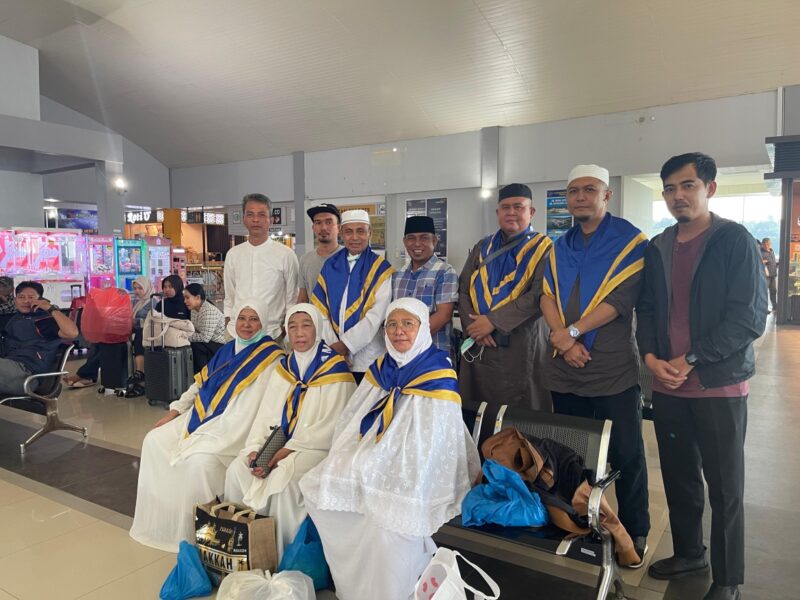 Enam orang jemaah haji asal Kabupaten Kepulauan Anambas yang tergabung dalam kelompok terbang (kloter) 1 dan 2 Debarkasi Batam diberangkatkan kembali ke daerah asal mereka, Senin (16/6/2025) pagi. Foto: INIKEPRI.COM
