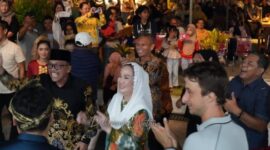Suasana penuh kehangatan dan kebersamaan membalut malam Gala Dinner yang diselenggarakan di Pos Lintas Batas Negara (PLBN) Serasan, Minggu malam (15/6). Foto: INIKEPRI.COM