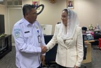 Bupati Natuna Cen Sui Lan bersama Kepala Deputi Bidang Meteorologi BMKG Guswanto usai membicarakan pembangunan radar cuaca dan program beasiswa BMKG untuk anak Natuna, Kamis (12/6/2025). Foto: istimewa 