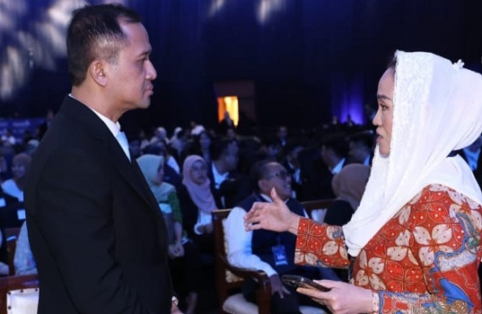 Dalam kunjungannya ke Jakarta, Kamis (12/6/2025), Cen Sui Lan menyempatkan diri bertemu dengan Menteri Transmigrasi Iftitah Sulaiman di sela kegiatan Indonesia Cosmetic Ingredients. Foto: Istimewa 