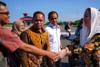 Bupati Natuna Cen Sui Lan dalam penyambutan Delegasi Badan Nasional Pengelola Perbatasan (BNPP) RI di Bandara Raden Sadjad, Ranai, pada Sabtu (14/6/2025). Foto: Istimewa 