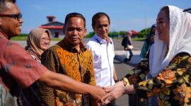 Bupati Natuna Cen Sui Lan dalam penyambutan Delegasi Badan Nasional Pengelola Perbatasan (BNPP) RI di Bandara Raden Sadjad, Ranai, pada Sabtu (14/6/2025). Foto: Istimewa 