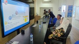 Bupati Natuna, Cen Sui Lan, melaksanakan kunjungan kerja ke Stasiun Badan Keamanan Laut (Bakamla) RI di Bukit Senubing, Sabtu (14/6/2025). Foto: Istimewa 