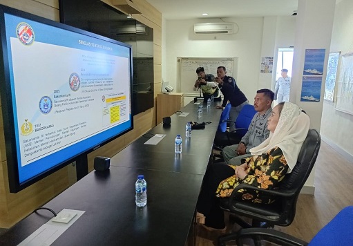 Bupati Natuna, Cen Sui Lan, melaksanakan kunjungan kerja ke Stasiun Badan Keamanan Laut (Bakamla) RI di Bukit Senubing, Sabtu (14/6/2025). Foto: Istimewa