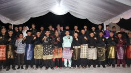 Gubernur Kepulauan Riau, H. Ansar Ahmad, secara resmi melepas Pawai Takbir Keliling dalam rangka menyambut Hari Raya Iduladha 1446 Hijriah yang digelar di Tugu Sirih, Tepi Laut, Kota Tanjungpinang, Kamis (5/6) malam. Foto: INIKEPRI.COM