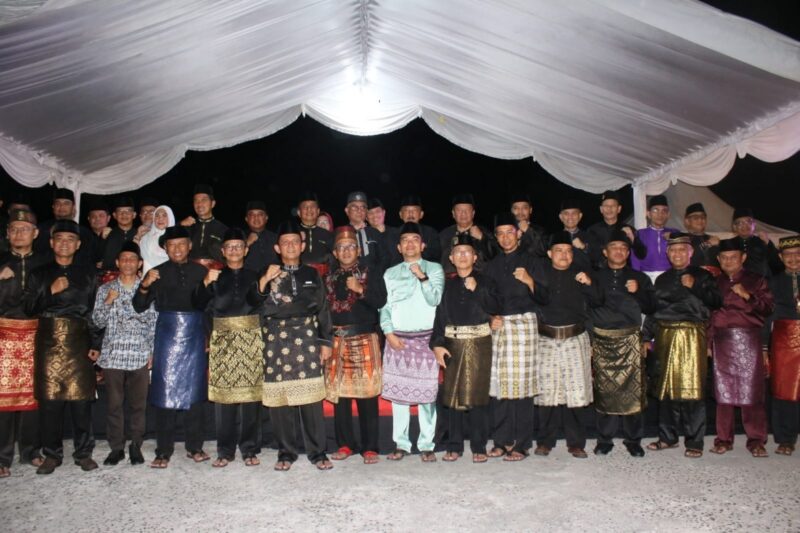 Gubernur Kepulauan Riau, H. Ansar Ahmad, secara resmi melepas Pawai Takbir Keliling dalam rangka menyambut Hari Raya Iduladha 1446 Hijriah yang digelar di Tugu Sirih, Tepi Laut, Kota Tanjungpinang, Kamis (5/6) malam. Foto: INIKEPRI.COM