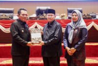 Gubernur Kepulauan Riau H. Ansar Ahmad secara resmi menyerahkan dokumen Rancangan Peraturan Daerah (Ranperda) tentang Rencana Pembangunan Jangka Menengah Daerah (RPJMD) Provinsi Kepulauan Riau Tahun 2025–2029 kepada Pimpinan DPRD dalam rapat paripurna yang digelar di Ruang Rapat Sidang Utama DPRD Provinsi Kepri, Selasa (3/6/2025). Foto: INIKEPRI.COM/KepriProv 